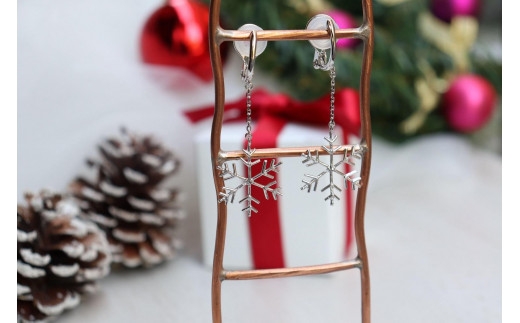 【プレゼント包装付き】シルバー 雪の結晶イヤリング（銀色 /M/ チェーン付）