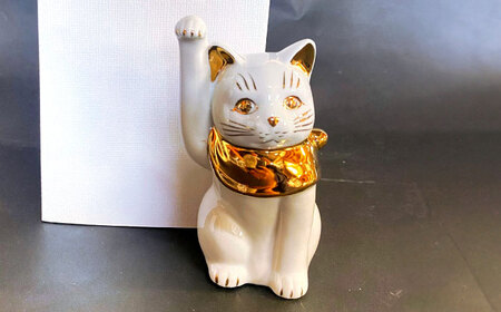 【瀬戸焼】江戸猫 4寸手長 ホワイト 本金 右手上げ 13cm 化粧箱入り【スズカ】 / 招き猫 インテリア 雑貨 置き物 開運 / 瀬戸市 [BBDJ003]
