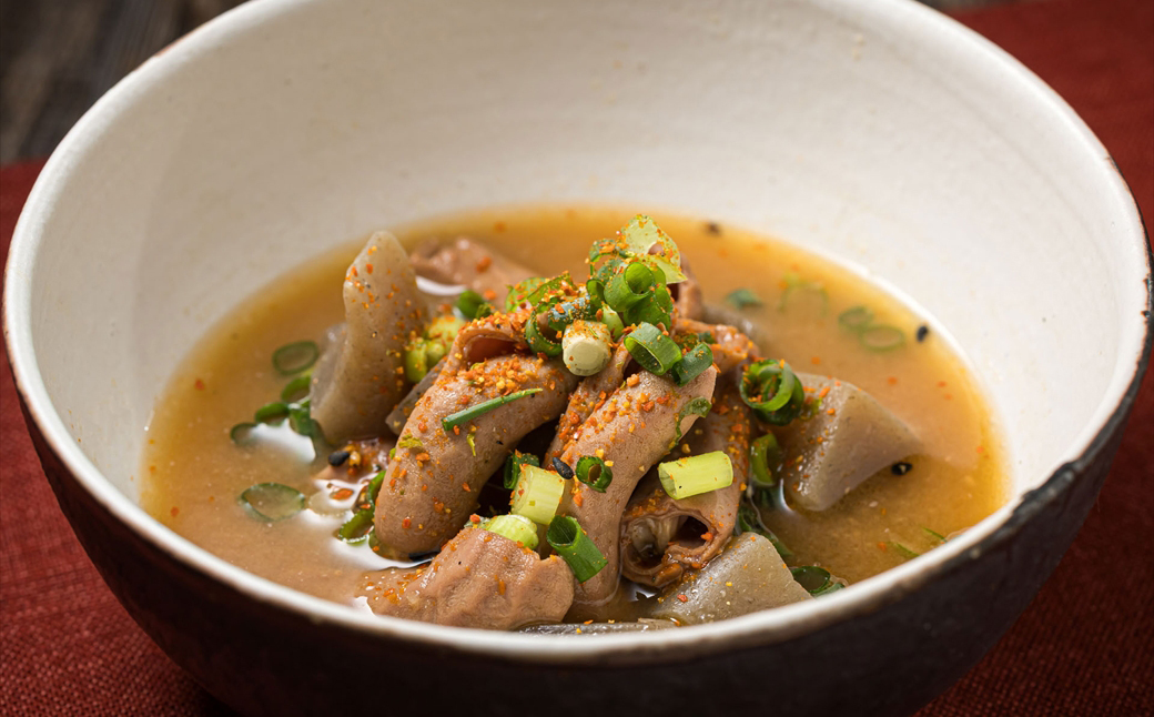 【定期便 3ケ月連続】 北海道産 もつ煮込み 170g×7パック 豚肉 豚もつ 豚ホルモン 煮込み 惣菜 晩酌 おつまみ ご飯のお供 簡単調理 温めるだけ レトルト レトルト食品 常温保存 お取り寄せ 森谷食品 トリプリしおた コラボ 一人暮らし おかず ご当地グルメ 北海道 釧路町 釧路超 特産品 br03