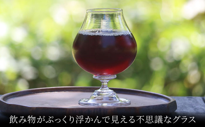 「みなもグラス」のいちばんの魅力は、グラスの底に広がる、きらめく水面のようなデザインです。