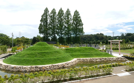 No.351 前方後円墳墓 F．（1人用）1段目（ペット可） ／ お墓 古墳墓 大王墓 前方後円墳 古墳型 樹木葬 ペット可 永代祭祀 永代供養 神道式 御霊祭 野田市内 野田ほたるローズガーデン 千