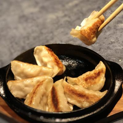 ふるさと納税 斜里町 【北海道産】冷凍 豚肉 餃子 60個 知床斜里産「サチク麦王」使用