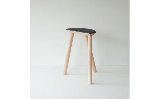 センダイフォルム×山ノ頂 シカガワスツール 鹿革 450 炭色【アウトドアグッズ 家具 工芸品 スツール 鹿革 人気 和装 インテリア ファニチャー クラフト 民芸品 仙台市 チェア デザイン 和風 伝統的 自然素材 エコフレンドリー リビング ダイニング】