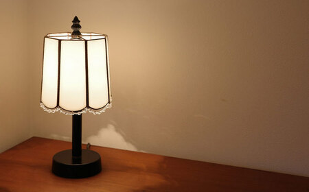Nijiiro Lamp のステンドグラスのテーブルランプ キラリ【1503540】