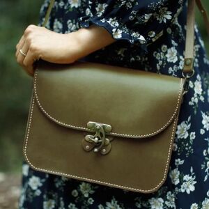 蝶モチーフのアンティークなヌメ革ショルダーバッグ ≪グリーン≫【hrn04】