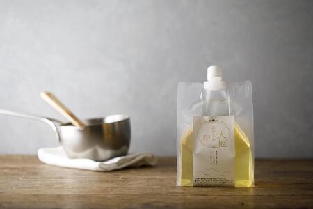 金澤やまぎし養蜂場の 大地のあかしあはちみつ1000g(便利ボトル付）