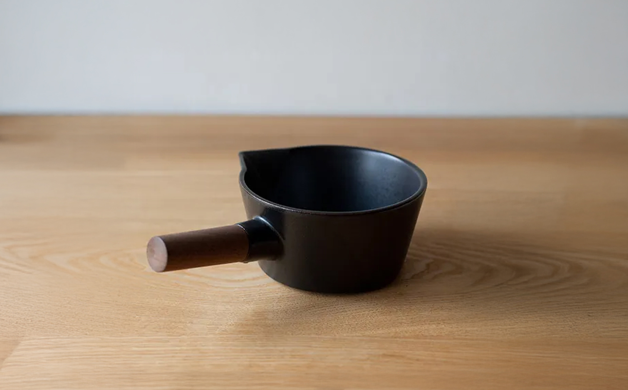 【萬古焼（ばんこやき）】コロンとかわいいフォルムで使い勝手の良いミルクパン 4th-market リコッタ　ミルクパン　蓋つき 黒 1個【鍋、土鍋、煮物、スープ、万能、おしゃれ、かわいい、結婚祝、出産