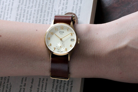 JIOS OMI 日本製 クラシックスタイル クオーツ腕時計 メンズ レディース ウォッチ ユニセックス 男女兼用 Made in Shiga スモールセコンド ゴールド×ベージュ 栃木レザー NAT