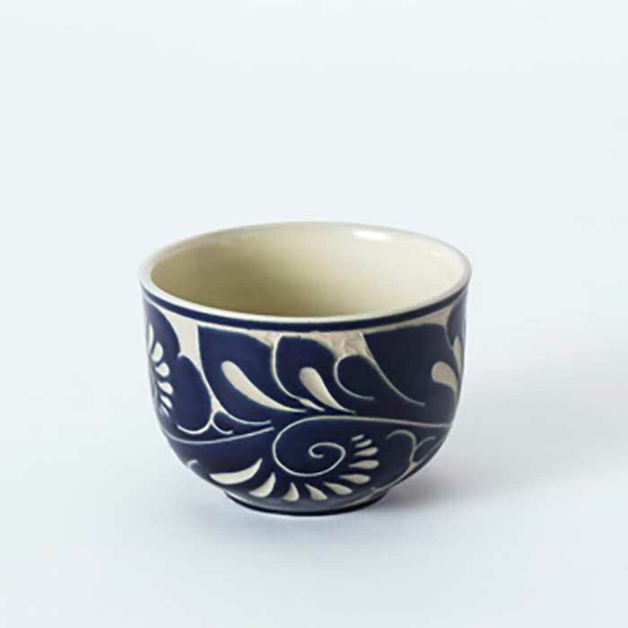 【ふるさと納税】＜受注生産品＞唐草手碗＜藍＞ | 沖縄 那覇市 食器 椀 碗 人気 唐草 伝統工芸 和食器 茶碗 大皿 手作り 工芸品 やちむん