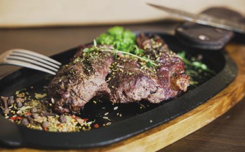 北海道湧別町産 鹿肉モモ（ブロック）1㎏　ジビエ　鹿肉　シカ肉　しか肉　エゾシカ　エゾ鹿　冷凍　低カロリー　ヘルシー　国産　産地直送　オホーツク　湧別町　北海道