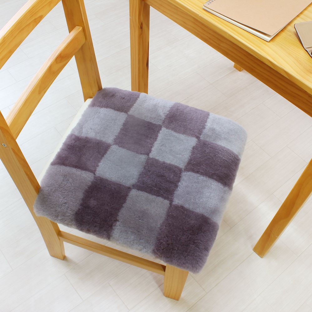【ふるさと納税】奈良 (株)マスダ製 ムートン座布団 4枚組 チェック柄 ネイビー 40cm×40cm／ ムートン 羊毛皮 羊毛 スプリングラム 100％使用 座布団 ラグ インテリア オールシーズン 通年 贈り物 プレゼント 誕生日 記念日 株式会社マスダ 奈良県 宇陀市