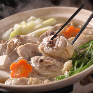 福岡県産ハーブ鶏水炊き&国産牛もつ鍋(醤油味)食べ比べセット 各2人前 吉富町/株式会社マル五[BGAC023]