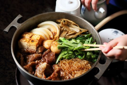 黒毛和牛ならではの華やかなサシの入ったお肉の美しさと香り、味わいを贅沢にすき焼きにてお楽しみください。