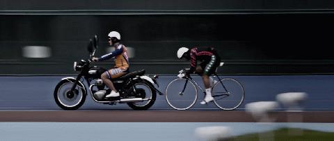 競輪選手と一緒に別府競輪場を走行・見学体験_B043-001