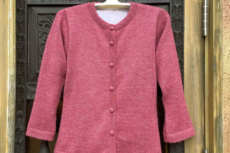 
            アルパカカーディガン　レディースＭ　ベリーピンク（アルパカ100％）【アパレル 桃色 羽織 レディース 茨城県 水戸市 ギフト プレゼント】 (AL-13)
          