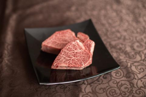 お中元 【希少部位】ヒレステーキ ヒレ肉 フィレ肉 常陸牛 黒毛和牛 国産牛 プレゼント 食べ物 ギフト 常陸牛A5上質フィレミニヨンステーキ 150g×2枚＜木箱入り・特製タレ／マスタード付き＞ ギ