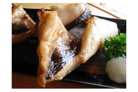 函館朝市 弥生水産  北洋産紅鮭半身＆厚切りぎんだら（味噌漬け）半身セット 紅鮭 さけ 銀ダラ 鱈 味噌漬 味付け 切り身 天然紅鮭 沖獲り ふっくら 焼くだけ 冷凍 おつまみ おかず 北海道 函館市