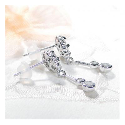 ふるさと納税 韮崎市 ピアス K18WG ホワイトゴールド ダイヤモンド 0.9ct フラワー振り子 f232-k18wg |  | 03