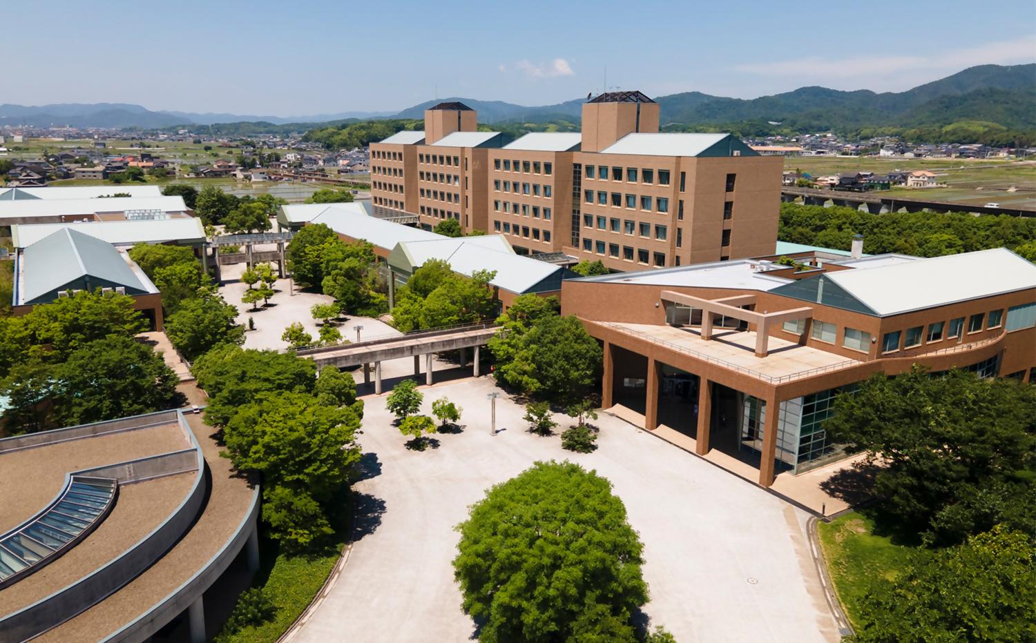 緑に囲まれた自然豊かなキャンパス