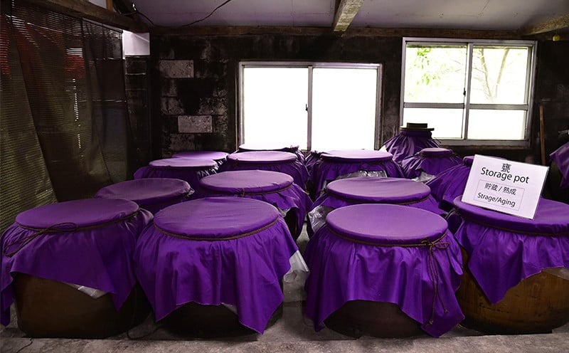 【米島酒造】「青/Blue 15度」「美ら蛍 30度」720ml×各1本 泡盛 蒸留酒 焼酎 アルコール 酒 酵母 発酵 米 黒麹 米麹 もろみ 熟成 蒸留 ブレンド 酒造り 小規模生産 手造り 琉球