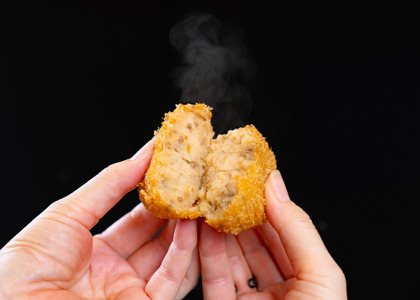 精肉店の直営焼肉【焼肉大剛】人気コロッケ三兄弟！噛むほどに旨い！極旨 【牛タン】コロッケ （10個入り）【牛たん 牛タン 冷凍便 おすすめ 人気 ランキング 冷凍 詰め合わせ 大容量 冷凍食品 手作り