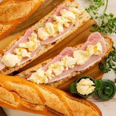 ふるさと納税 紋別市 【定期便3カ月】よつ葉パンにおいしい発酵バター(100g)×4個×3回 |  | 03