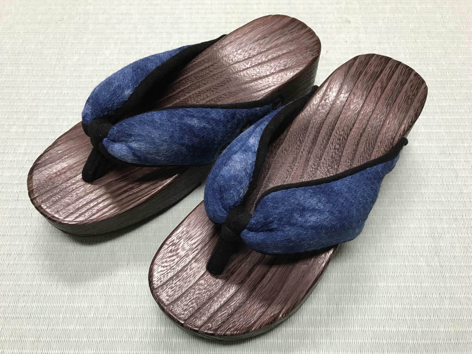 
【 桐下駄 】 リーノ GETAサンダル L判 藍色 バンド付き ( 23～24.5cm ) 下駄 げた ゲタ 履物 靴 くつ ヒール サンダル [BL034ci]
