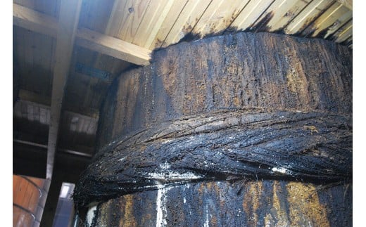 明治22年から100年以上受け継がれる木桶の中で1年以上熟成。醤油づくりに長く用いられた木桶には乳酸菌や酵母菌が棲み着いてます。