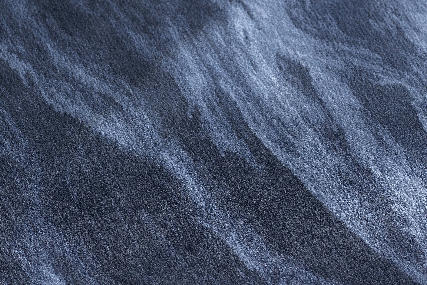 【山形緞通 奥山清行氏デザイン】『UMI』大サイズ（縦78×横140cm / ウール100%）クールグレー F21A-147