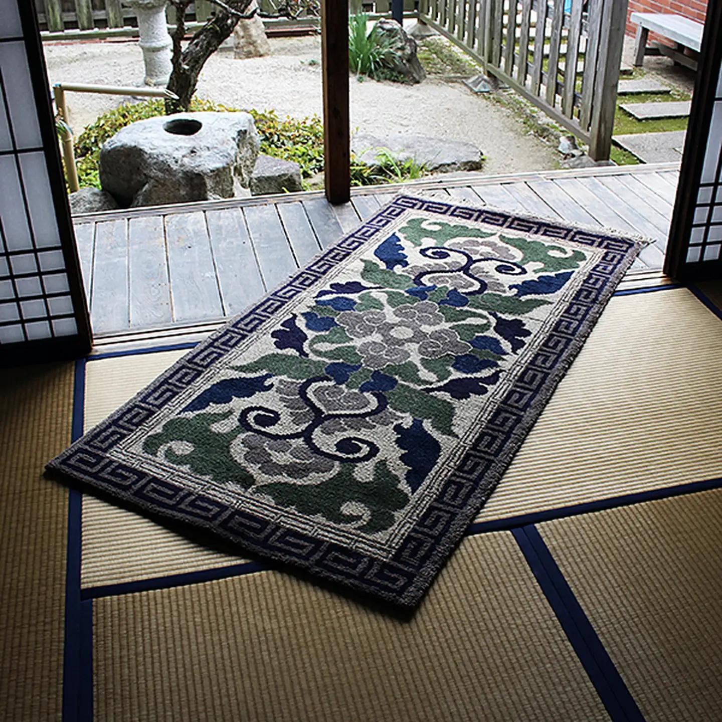 鍋島緞通【手織り】95×191cm 蟹牡丹文縁二重雷文淡茶 絨毯 手織り絨毯：D323-006