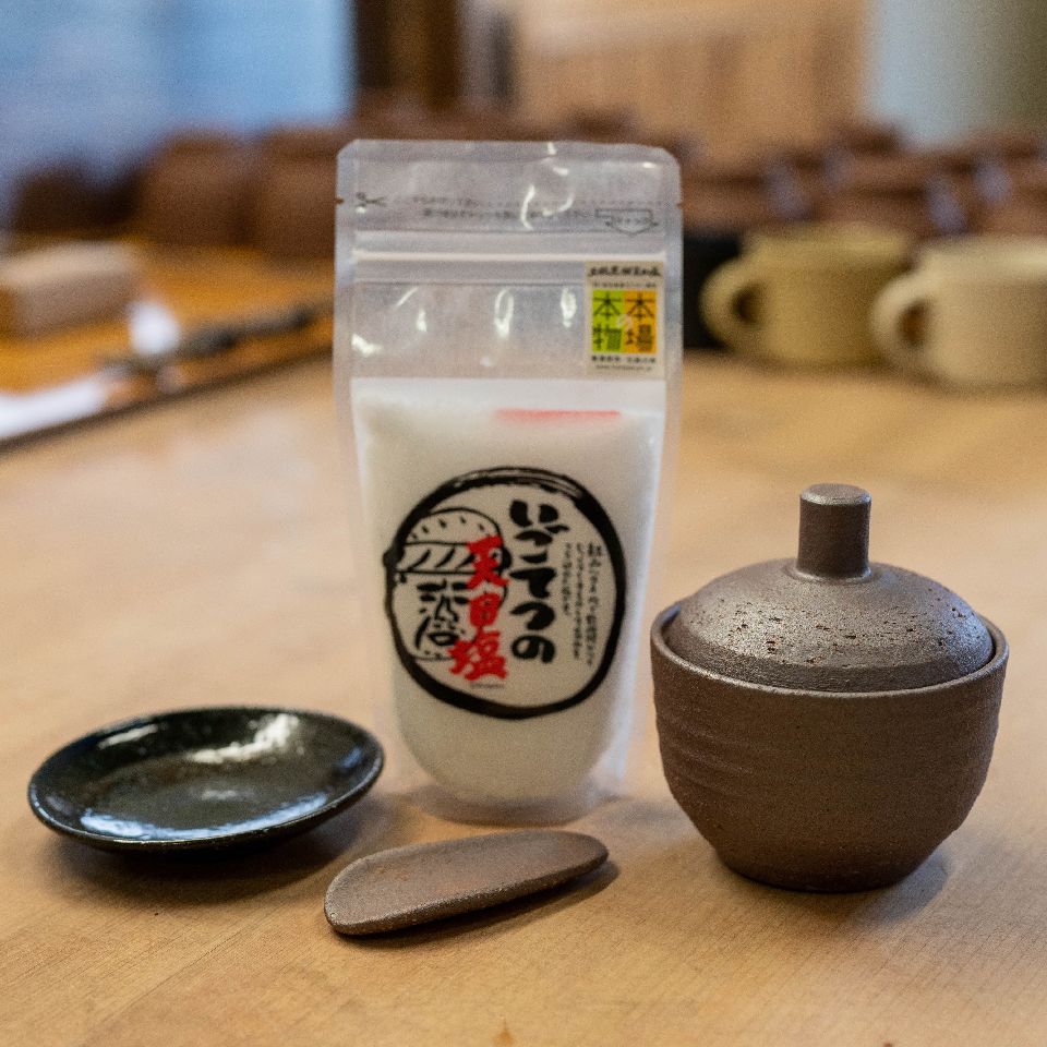 【ふるさと納税】［1499］日常屋 の どんぐり の 塩壷 と 塩さじ と 豆皿 （いごてつの 天日塩 1袋付き）