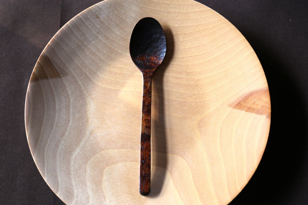 【ふるさと納税】漆を使った手彫りのカレースプーン 1本【受注生産】《厚真町》【WOOD IKOR】 スプーン カレースプーン 漆 木製 カトラリー 日用品 雑貨 食器 北海道 [AXBI003]