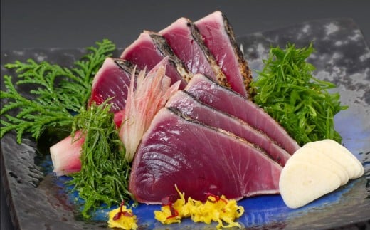 【 産地直送 】 本場 高知 藁焼き かつお タタキ 450g ? 500g ( にんにく ・ 特製タレ 付 ) 新鮮 小島水産 こだわり 逸品 小分け 真空 個包装 高知 県産 土佐 産地直送 年末