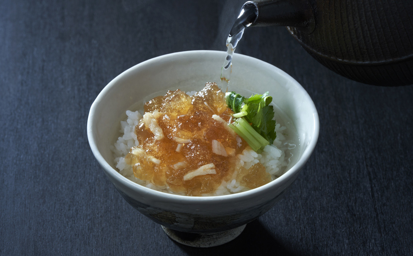 煮こごり飯にお茶またはお湯を注いで出汁茶漬け風に【帆立】