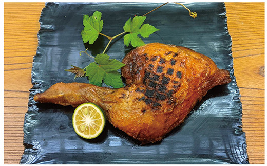 お店の味をご家庭でも。
手間暇をかけて１羽ずつ炭火でこんがり焼いた鶏もも炭火焼は
お店でも大変人気です。