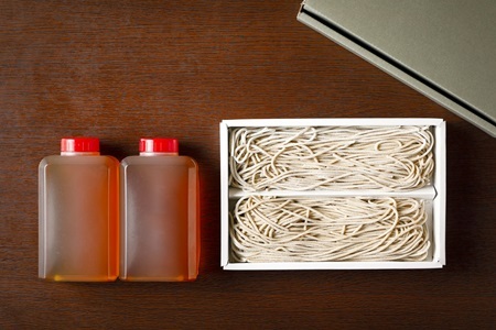 【 年越しそば 予約 】 石臼挽き 自家製粉 瑞穂そば （ かけそば ）2人前 つゆ付き ≪ 京丹波町産 蕎麦 100％使用 ≫ ※2025年12月発送 ※北海道・沖縄・その他離島は配送不可 [010