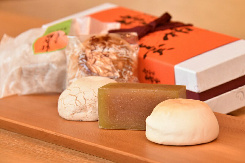 【ふるさと納税】【レビューキャンペーン対象商品】和菓子（ 蜂屋柿 羊羹 と 焼き菓子《おまかせ2種 各5個》 ）の 詰め合わせ | みのかも金蝶堂 お菓子 スイーツ ようかん 柿 堂上蜂屋柿 焼菓子 おまかせ 贈り物 プレゼント ギフト 土産 岐阜県 美濃加茂市 送料無料 M23S04