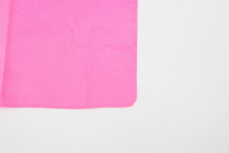 烏梅職人による伝統製法 紅花染めハンカチ（絹） bka01