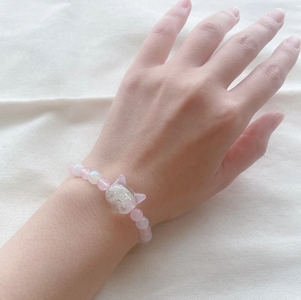 光る猫玉とローズクオーツのブレスレット ジュエリー（レディースサイズ）