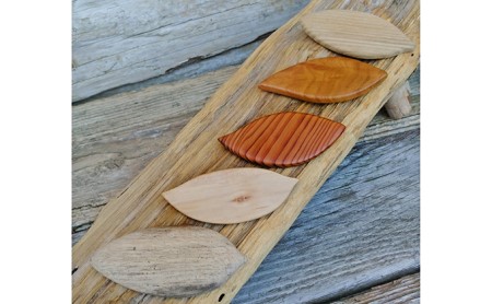 間伐材ブローチ　リーフ形 ファッション小物 アクセサリー 工芸品 手作り 木の葉 