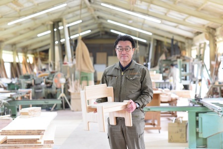 ＜スノキ ｈ－チェア（オイル仕上げ）＞ 宮崎県産桧寄材使用！子ども用イス【C-1301-kw-01】【株式会社クワハタ】