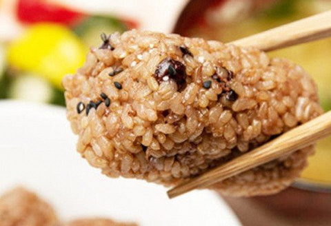 さっちゃんの 酵素 玄米 ごはん「冷凍タイプ」70g×2個×7パック コシヒカリ おにぎり 健康 美容 新潟県 パックご飯 1F08011