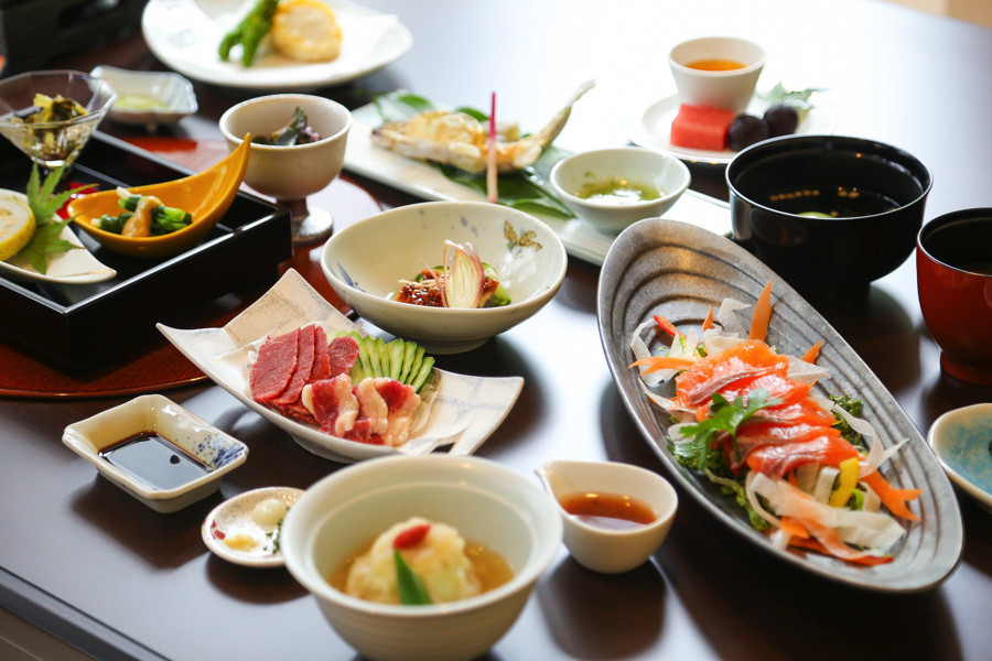 【杖立温泉】旅館かねいし　ペア宿泊券（木の温もりの和洋室・1泊2食付き）