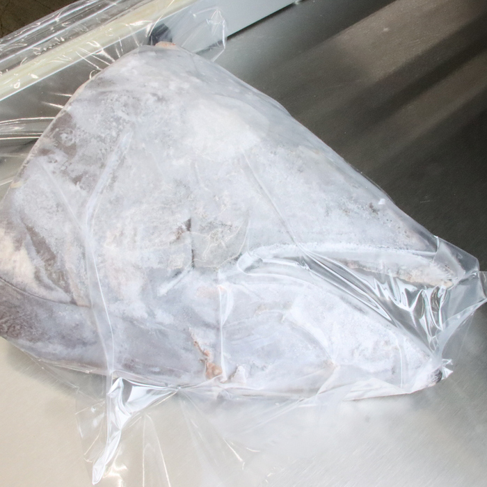 メバチマグロ兜 頭半割1個分（1kg） 1/2カット×1個 [0015-0069] 1/2カット１個