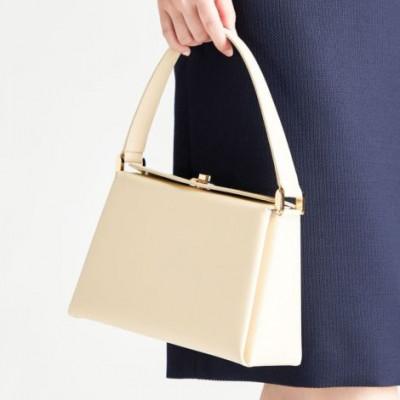 ふるさと納税 御代田町 【濱野皮革工藝のフォーマルバッグ】コキーユ(アイボリー×ゴールド) |  | 01