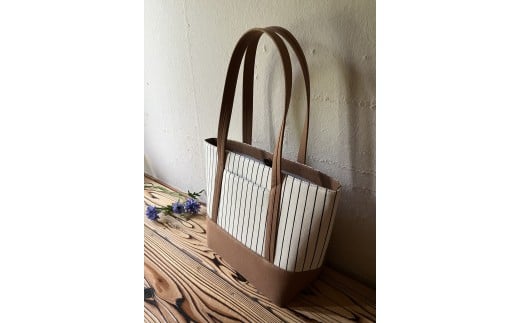 【2026年6月上旬発送開始】【 AKIRA オリジナル】【マツコの知らない世界 で紹介されました！】 中型レディストートバッグ ショルダータイプ ストライフ?×薄茶テ?ニム 軽量 軽い 日本製 キャ