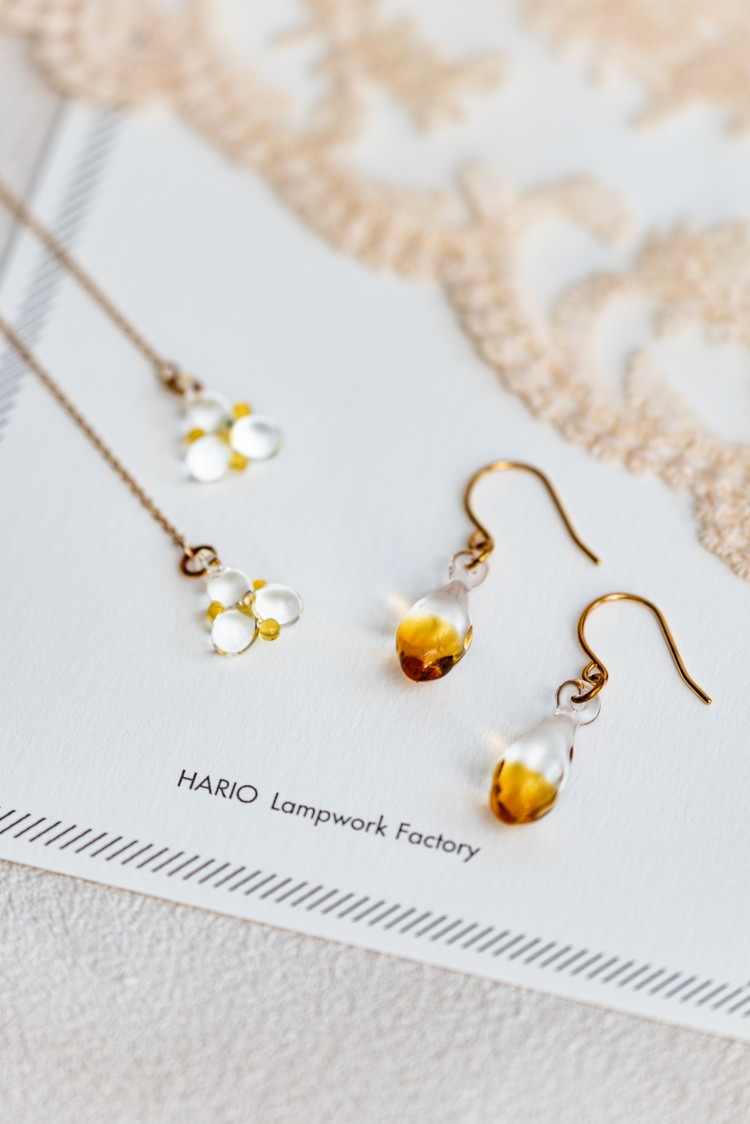 
                  こがこもれびあーと ピアスセット　フラム・ホタル｜ピアス ハンドメイド 手作り 職人 おしゃれ 繊細 耐熱 ガラス ランプワークファクトリー ギフト プレゼント お祝い ご褒美 フォーマル カジュアル きれいめ 20代 30代 40代 茨城県 古河市 地域振興公社 ギフト 贈答 贈り物 プレゼント お祝 ご褒美 記念日 記念品 景品 茨城県 古河市 ハリオ _DP68
                