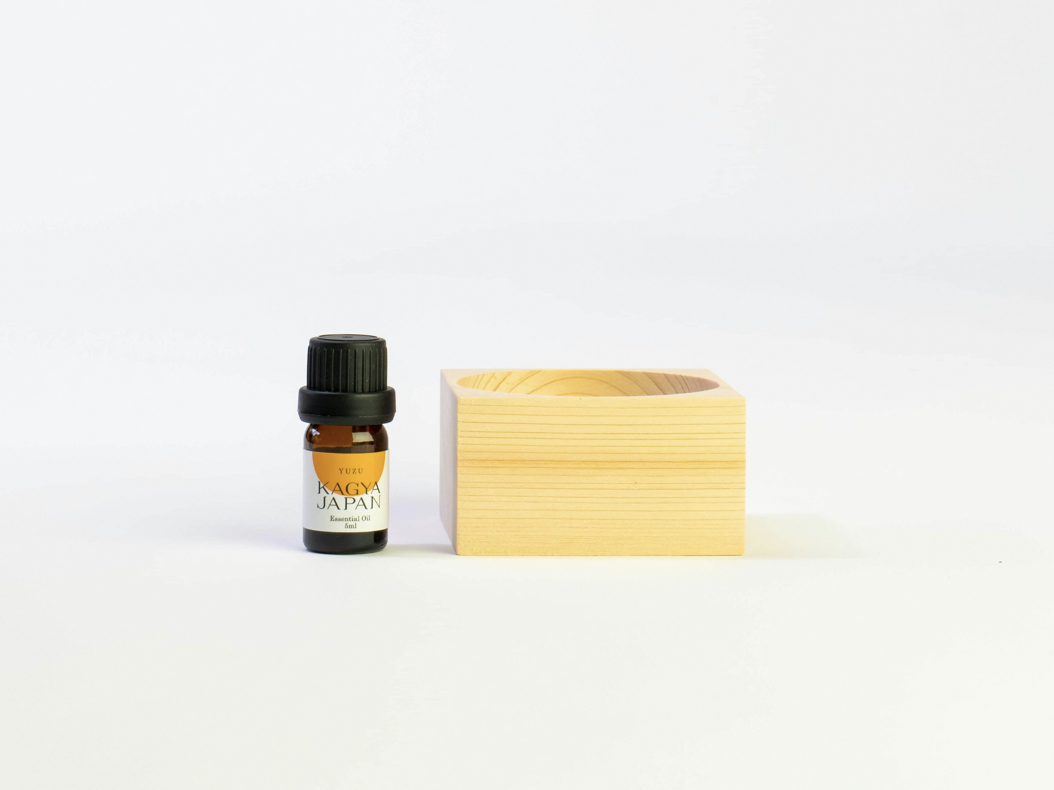 【ふるさと納税】KAGYA JAPAN エッセンシャルオイル　5ml 【YUZU】& KAGYA JAPAN オリジナル ヒノキのディフューザー | ふるさと納税 ふるさと 静岡県 川根本町 エッセンシャルオイル 柚子 ゆず ヒノキ ディフューザー 送料無料