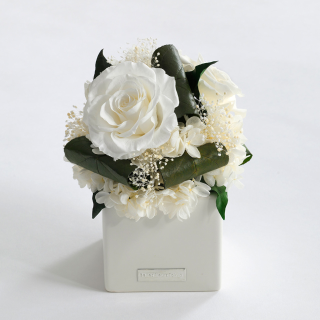 キューブS 花 お花 プリザーブドフラワー ギフト プレゼント お祝い 誕生日 お供え アレンジ インテリア 東京都 墨田区【ホワイト】