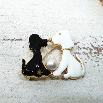 ふるさと納税 伊勢市 ブローチ・イヌ2匹白黒(淡水本真珠・ボタン) 1968